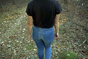 worship my jiggling ass in tight blue jeans 🍑😈