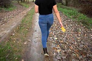 worship my jiggling ass in tight blue jeans 🍑😈